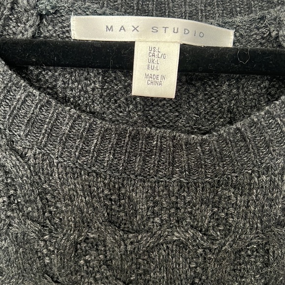 Grey knit Pullover Sweater. Size Large. - Picture 4 of 7